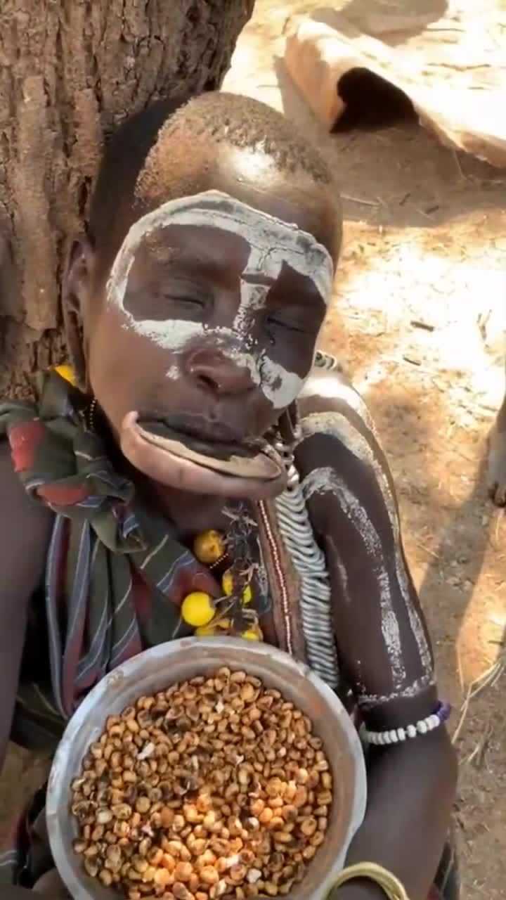 非洲唇盘族带着唇盘还能吃东西满满的心酸