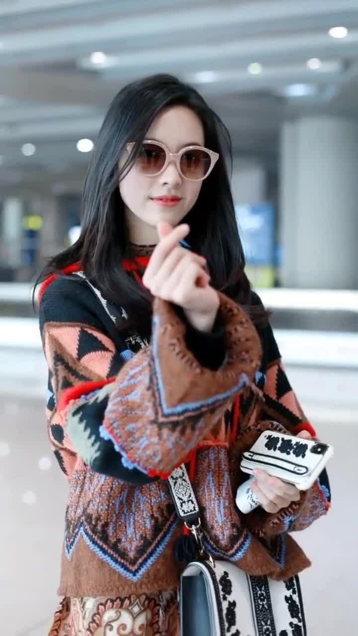 陈都灵来了,女神对着镜头比心,太可爱了!