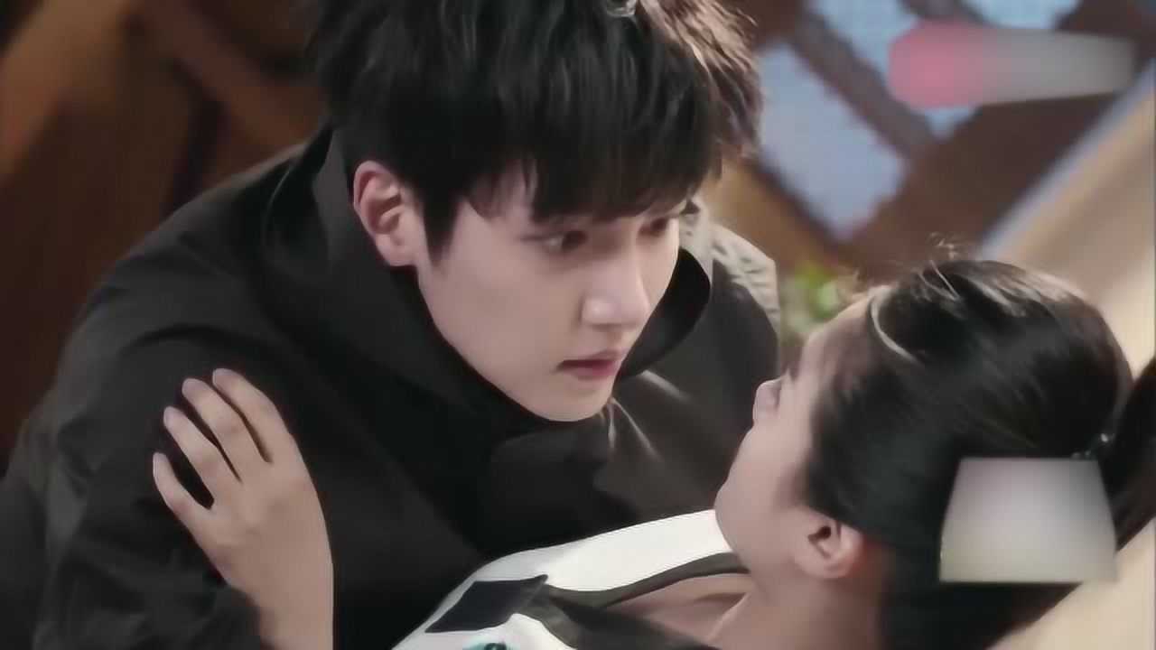 旋风少女长安百草竟然这么暧昧的倒地抱在一起即使是意外也很尴尬