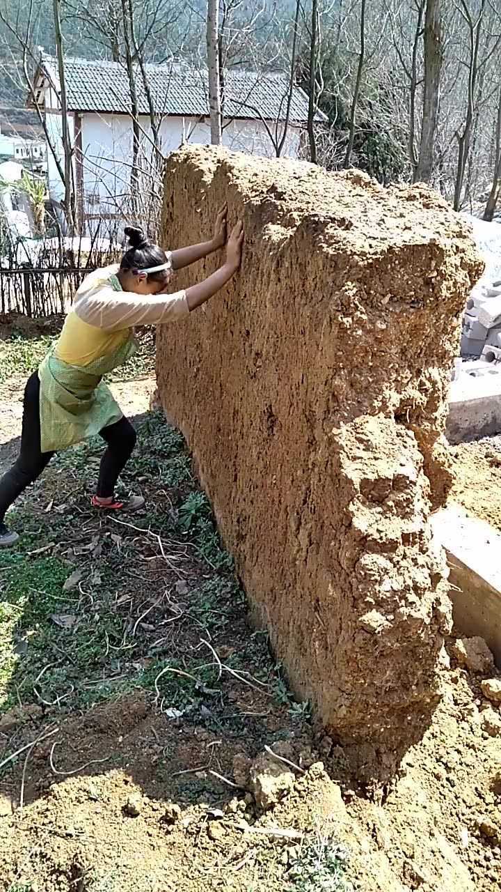 墙倒众人推大姐这是一人就能推墙倒啊厉害