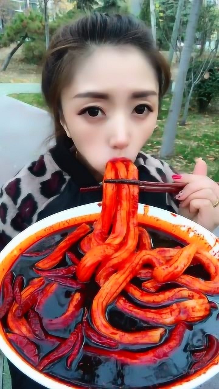 爆辣粉耗子吃起来,美女一口吃3根,把嘴巴都快塞满了!