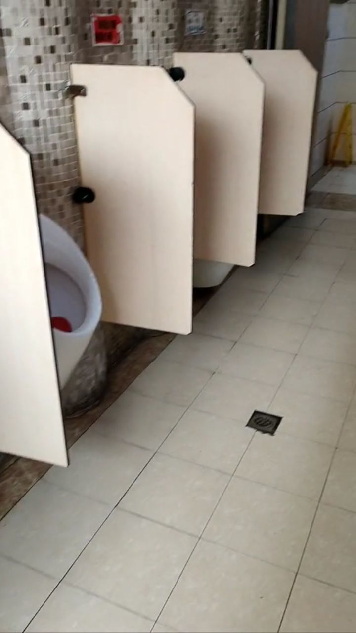 男厕所里面是这样的