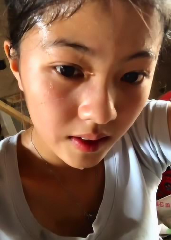 美女运动完后,满脸都流汗,令人心疼