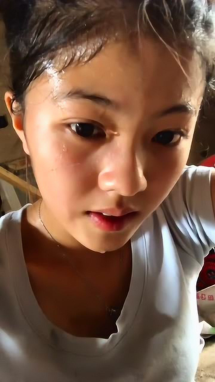 美女运动完后,满脸都流汗,令人心疼