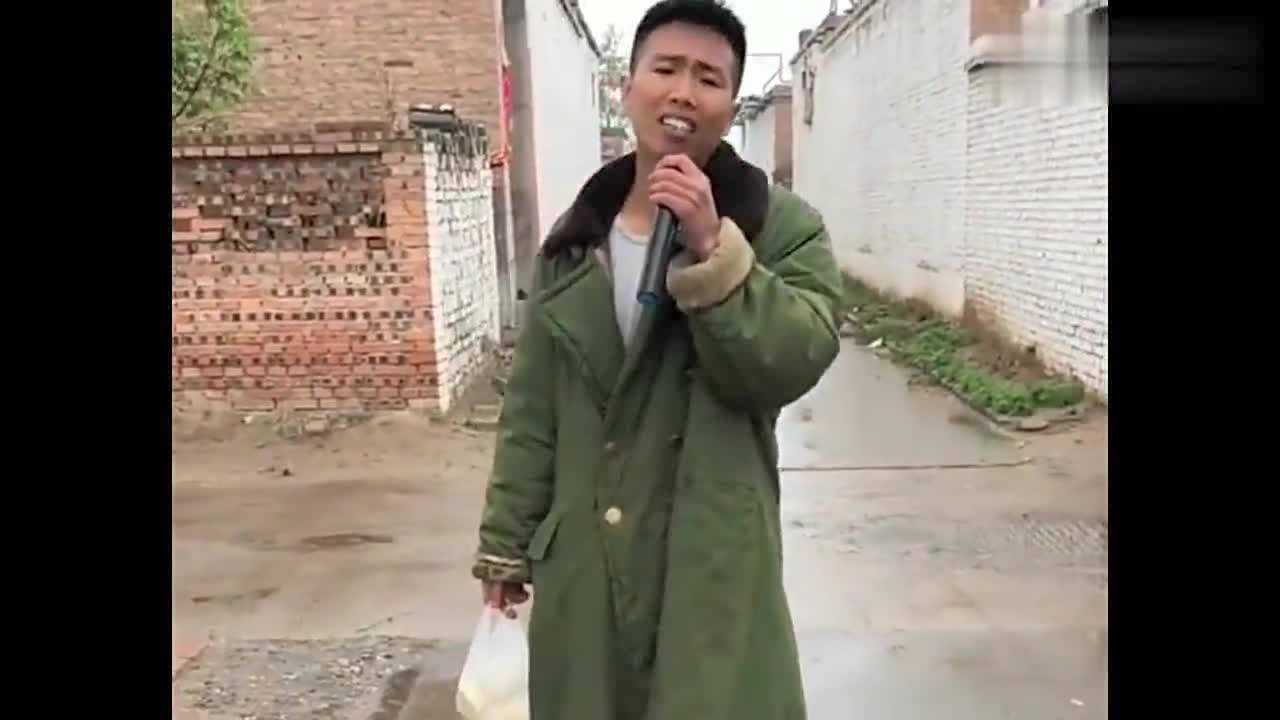 大衣哥雨天跪唱三千年太感人了