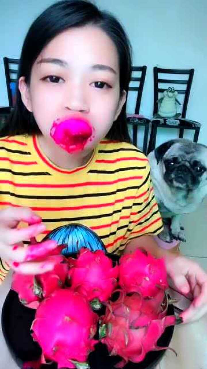小猪猪姐吃播女神挑战火龙果一口吞网友搞笑无下限