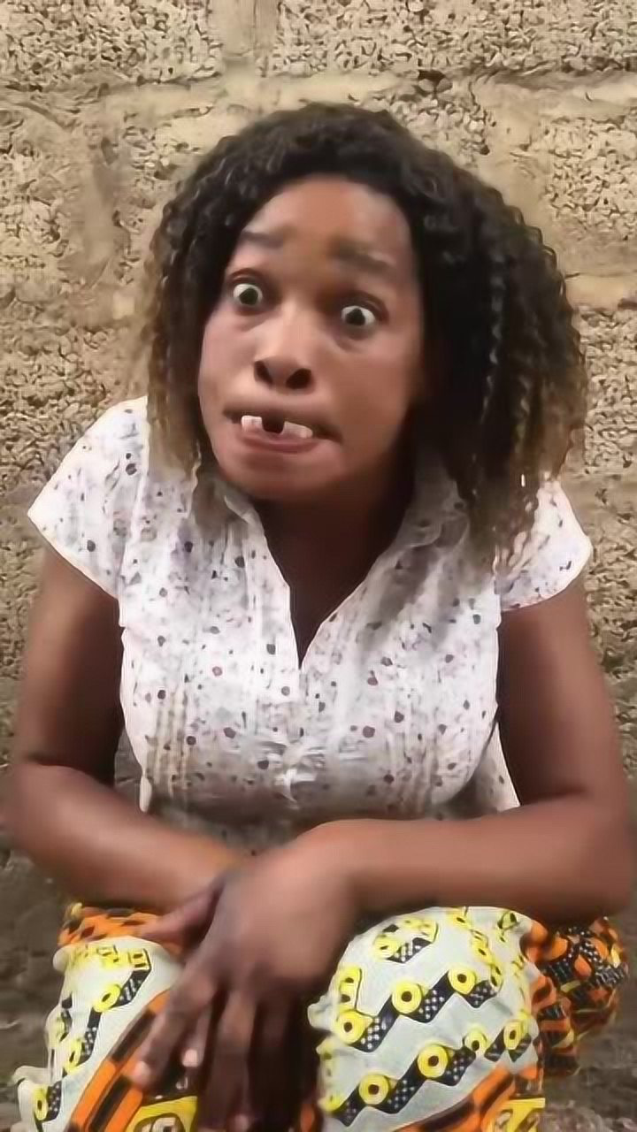 非洲姑娘表演咬嘴唇小伙不对吓人