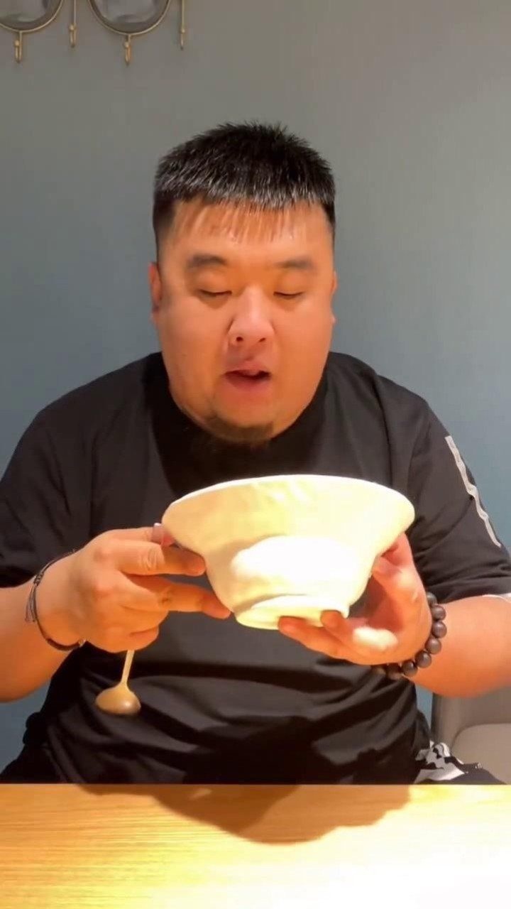 大蒜涛你把饭碗舔的这么干净考虑过大胃王泡泡龙的感受吗