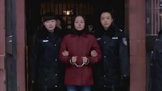 女囚即将被枪毙,警察带着她的年幼孩子为她送行,女犯人瞬间泪崩