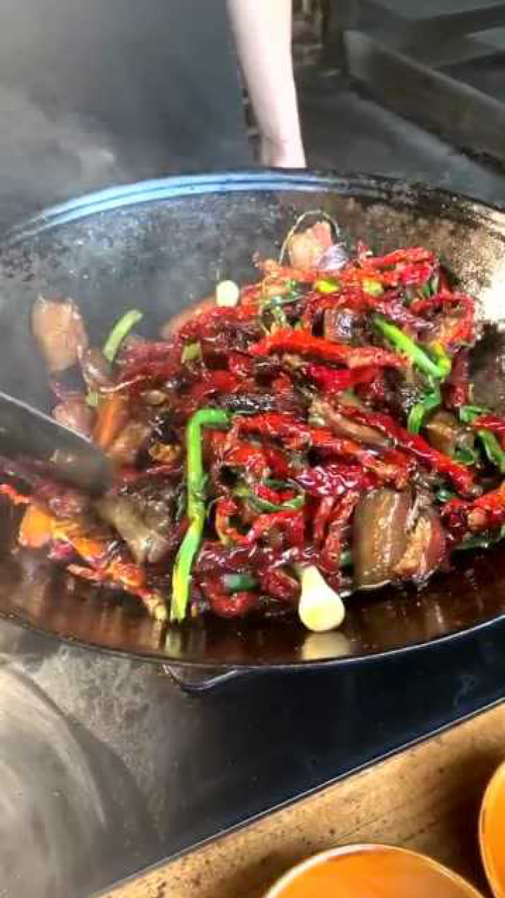 今天教你们如何制作腊肉炒干辣椒