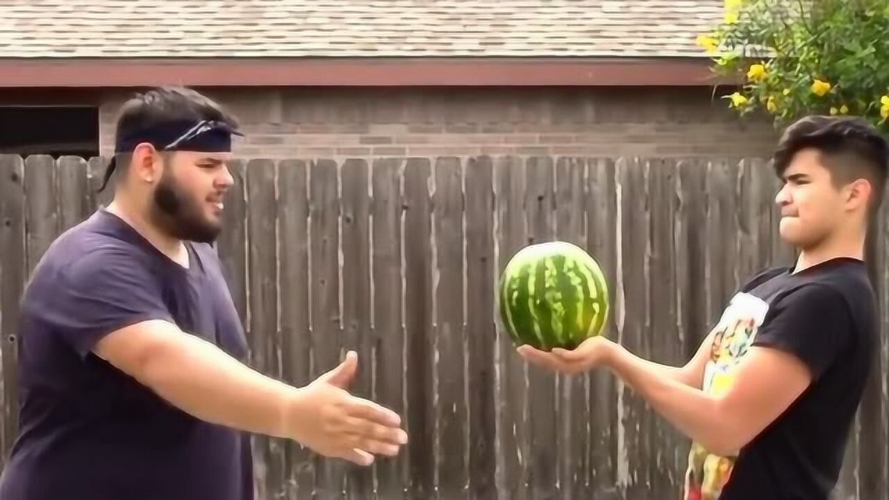 扇耳光大赛冠军饺子哥的成名绝技,徒手碎西瓜,如今有了新的挑战者!