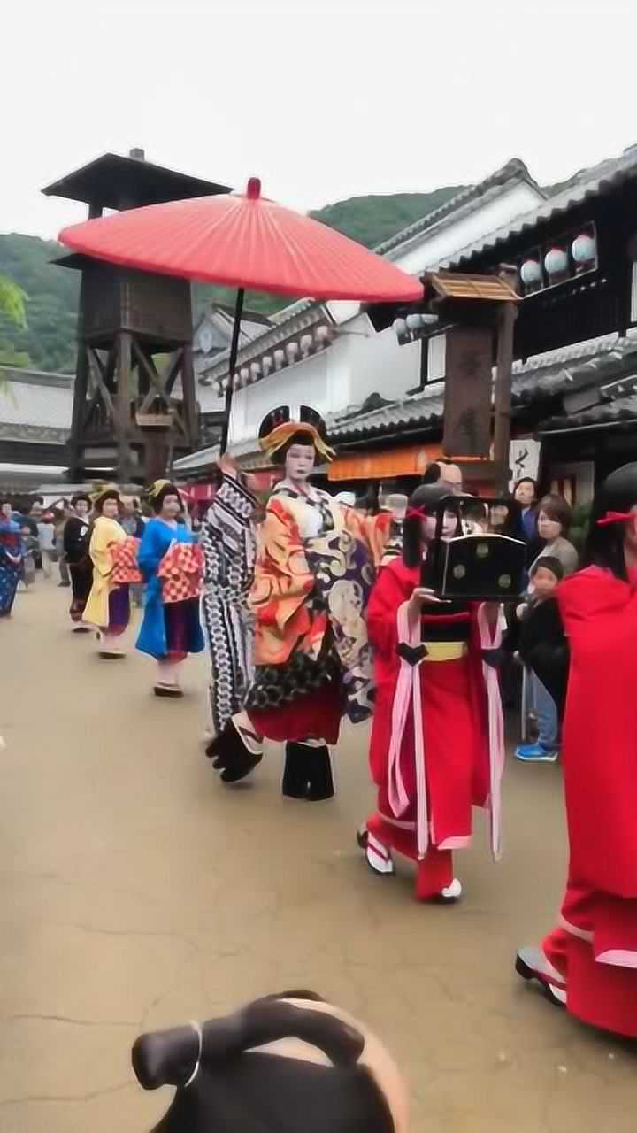 日本花魁穿着这么高的木屐难怪说花魁走路比牛慢
