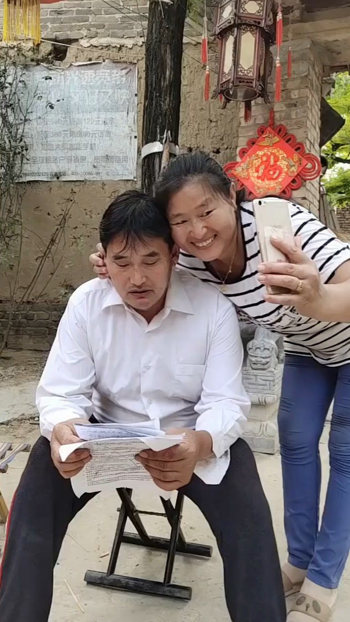 恩爱的大衣哥夫妇俩啥时候都不忘记自拍