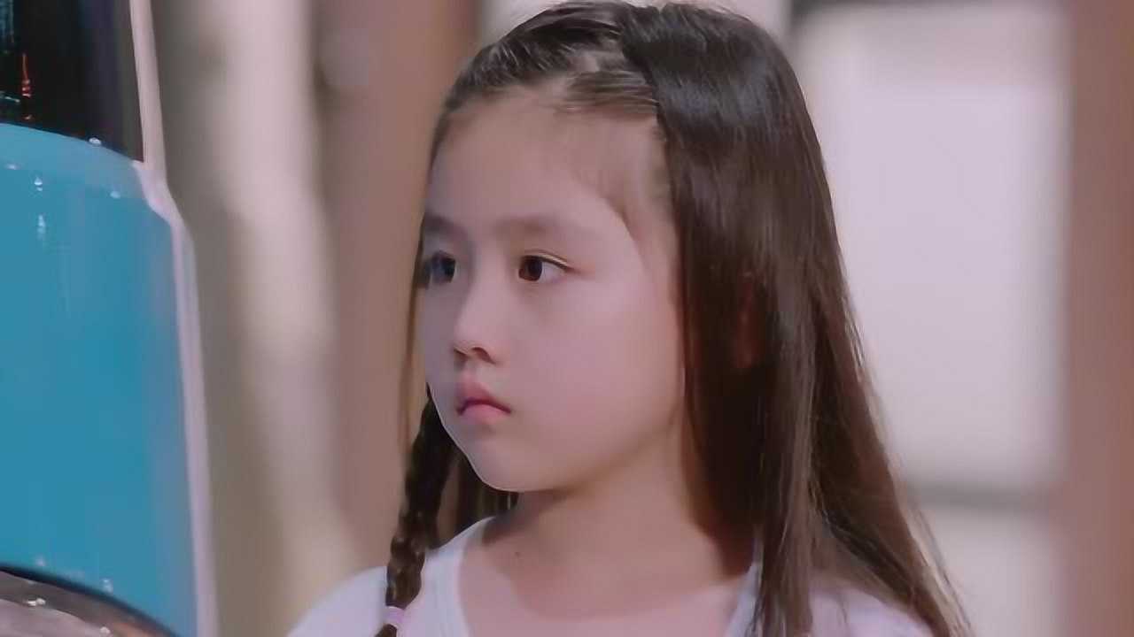 因为遇见你乐童从车上下来后有点不知所措只好找个地方蹲着