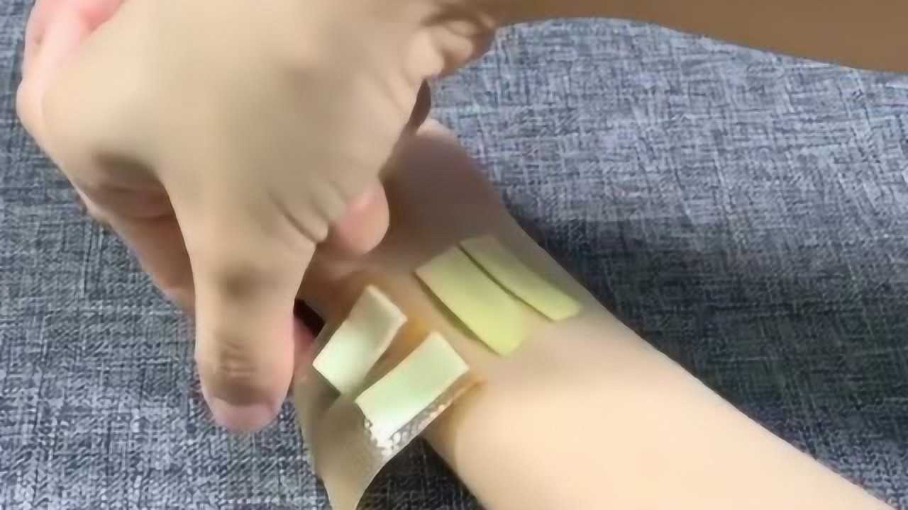 取两片生姜放在手腕处用创口贴贴住,在创口贴上滴风油精贴上,可以防