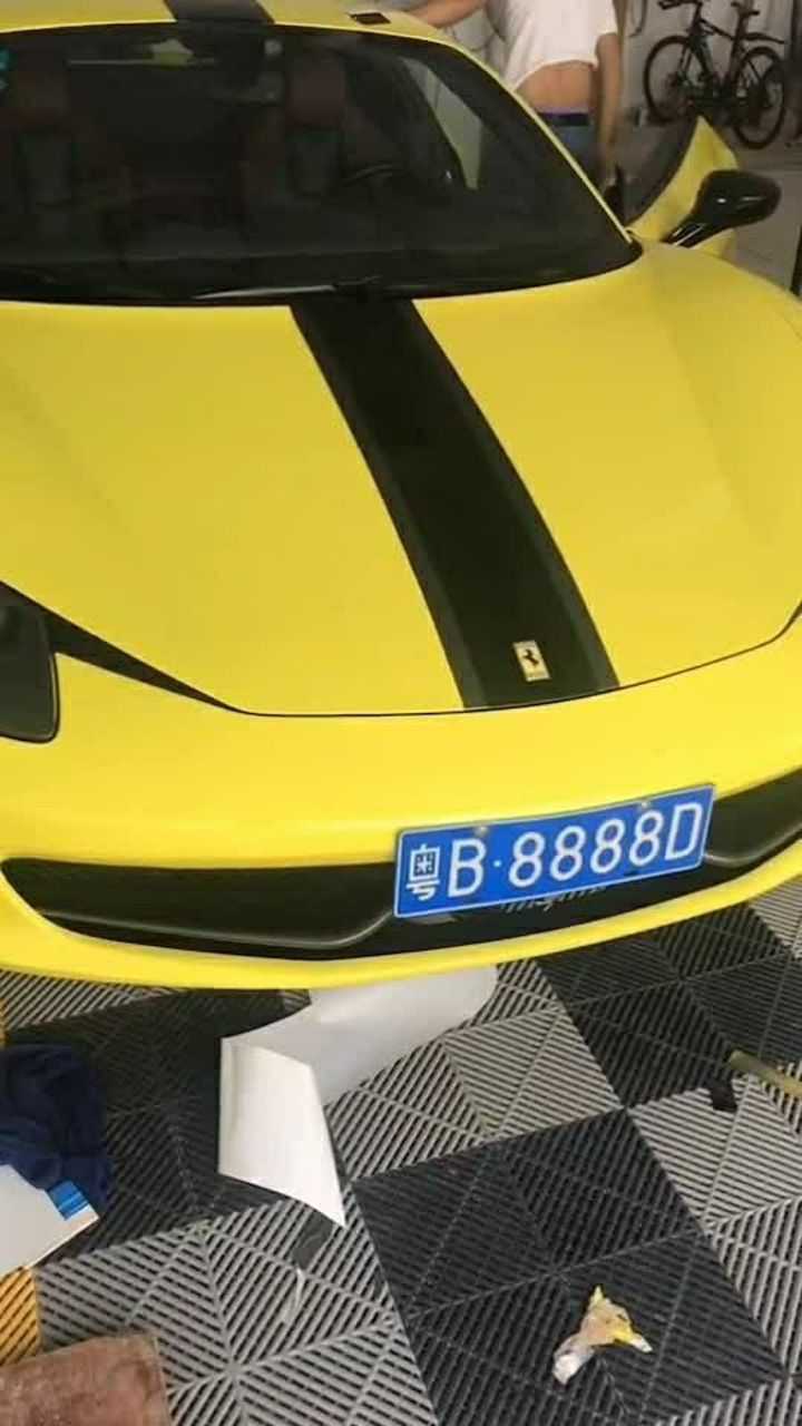 今天给你们看一款黄色法拉利车牌号也是特别霸气