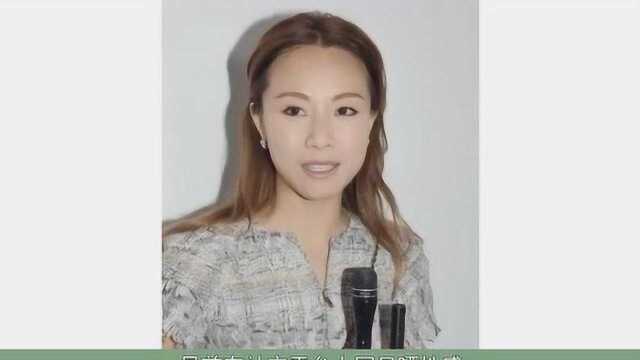 36岁邓丽欣素颜长满雀斑,疑似美颜崩坏?罕见晒性感睡衣照