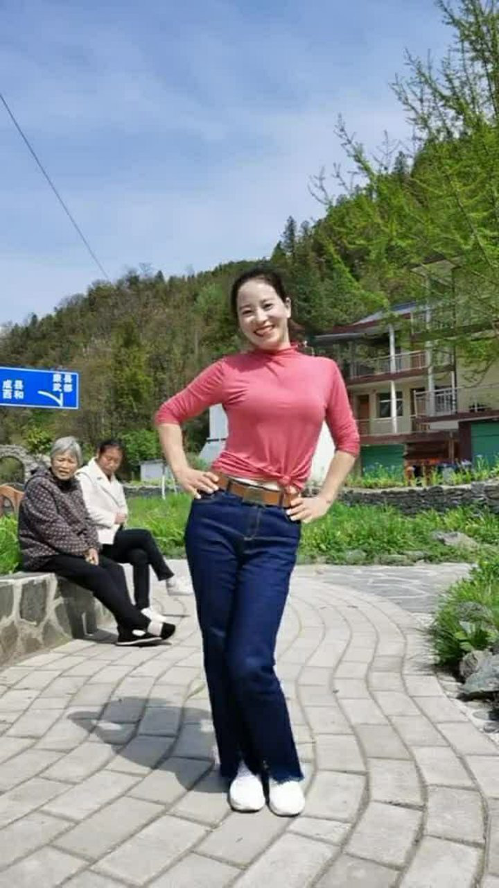 叫后面的大娘和我一起跳大娘们不愿意