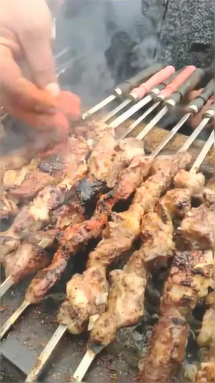 新疆大羊肉串子!这才是羊肉串该有的大小,这样的你能撸几串