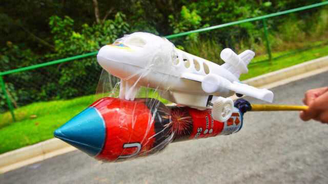 将超大鞭炮绑在飞机上,点燃后会发生什么?老外亲测后傻眼了!