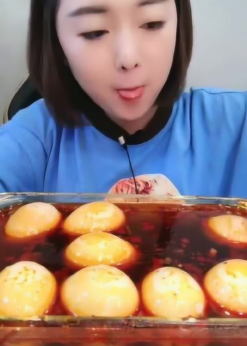看美女直播吃蛋,里面竟然是这样的网友:这是什么蛋啊