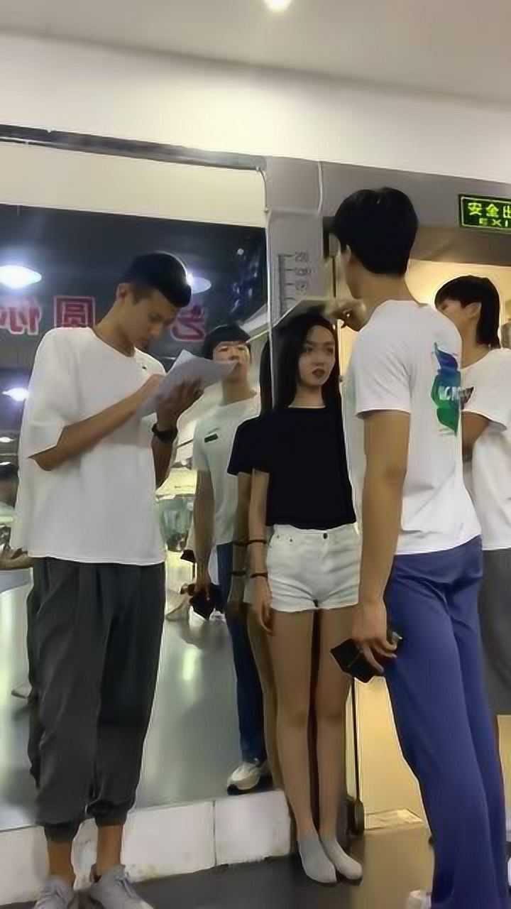 美女模特量身高这无处安放的大长腿就让人羡慕