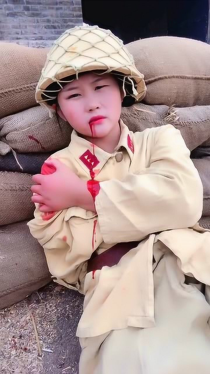 抗日神剧拍戏现场,专业吐血20年的小姐姐,这表情真的没法形容!