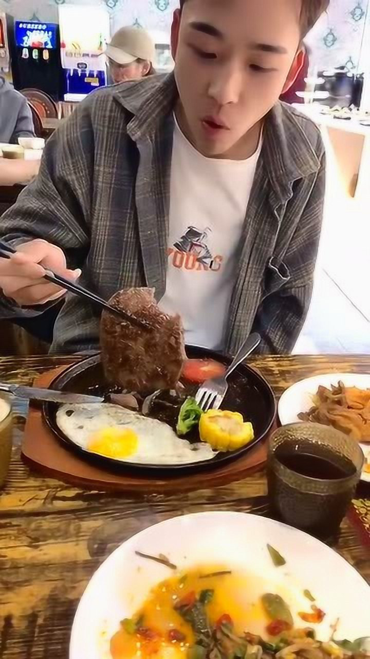 吃牛排用筷子小伙的这个操作真是太霸气了