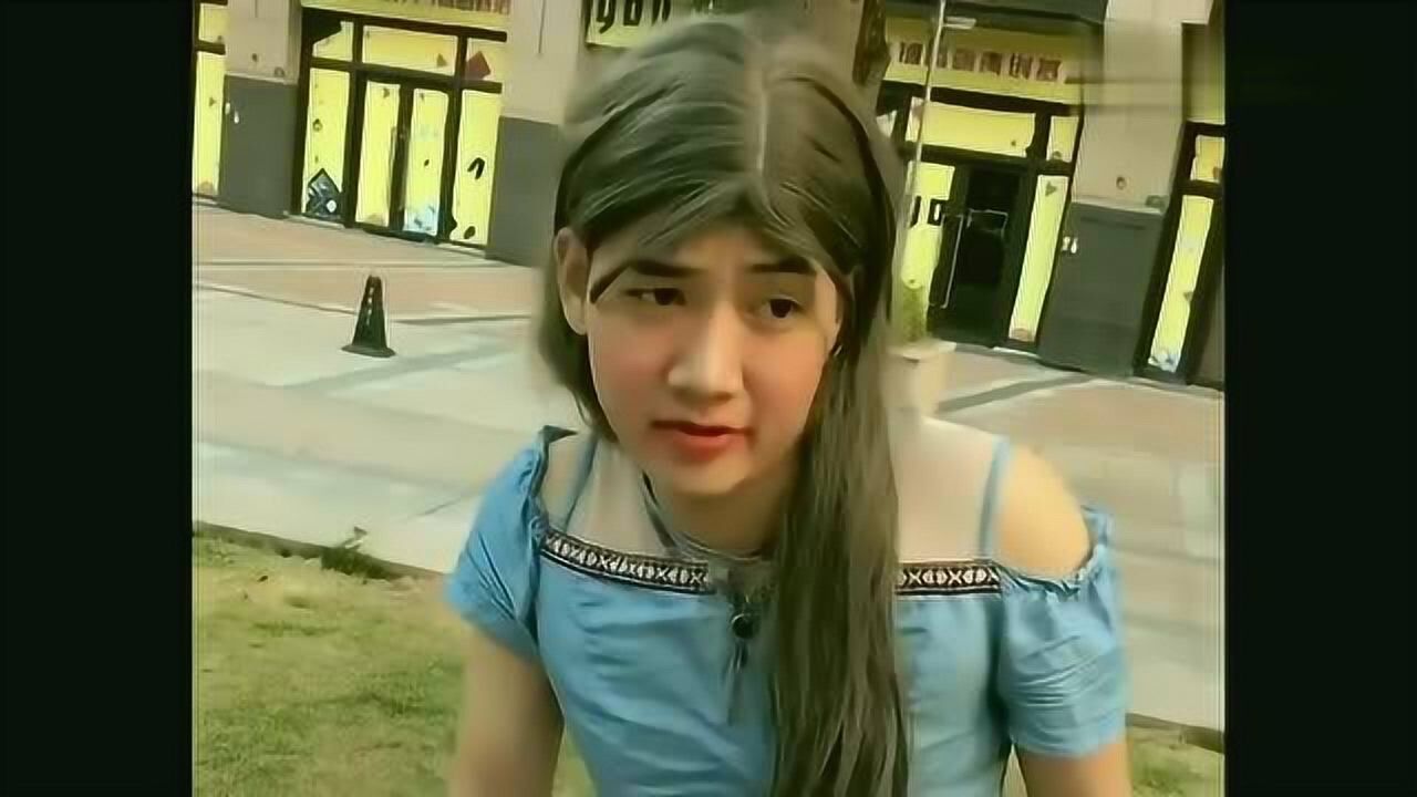 广西老表一身男扮女装搞笑对唱三十出头这是要闹那般