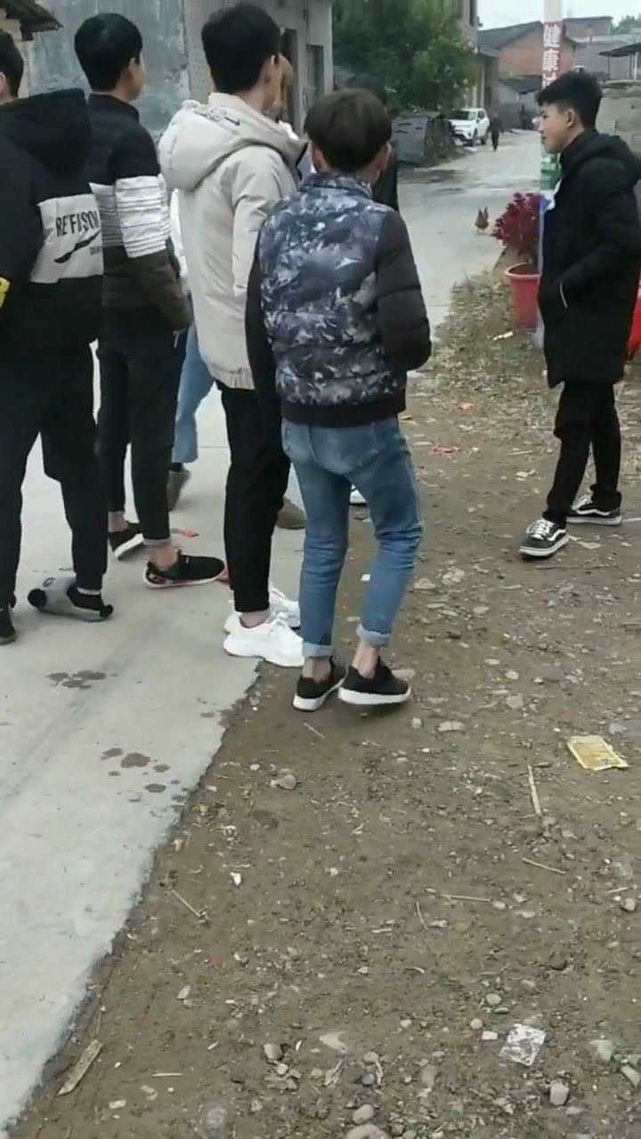 紧身裤豆豆鞋,精神小伙标配!_腾讯视频