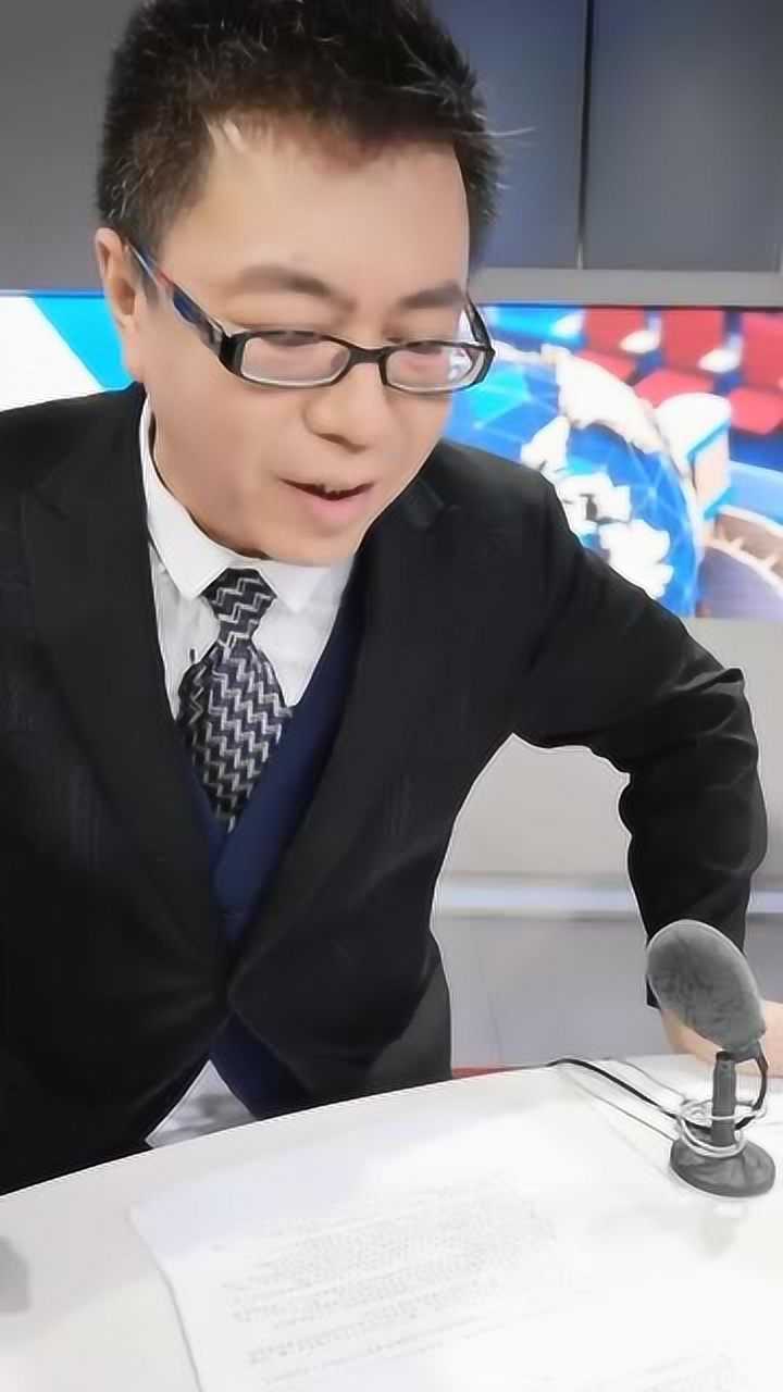 主持人杨悦正在录音旁边的女主持人太皮了真的逗