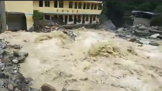 现场实拍!重庆巫溪暴雨引发山洪 冲毁多处公路和民房