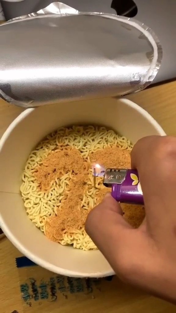 过生日一定要有仪式感,即使只有一桶泡面,也要给自己做一个蜡烛