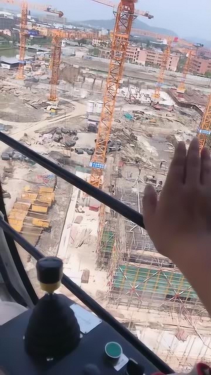 塔吊美女司机在线教学教你塔吊的各种手势原来还有这么多意思