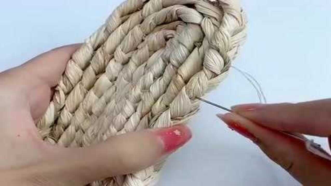 用稻草编出来的鞋子在1000年前是生活必须品叫做草鞋