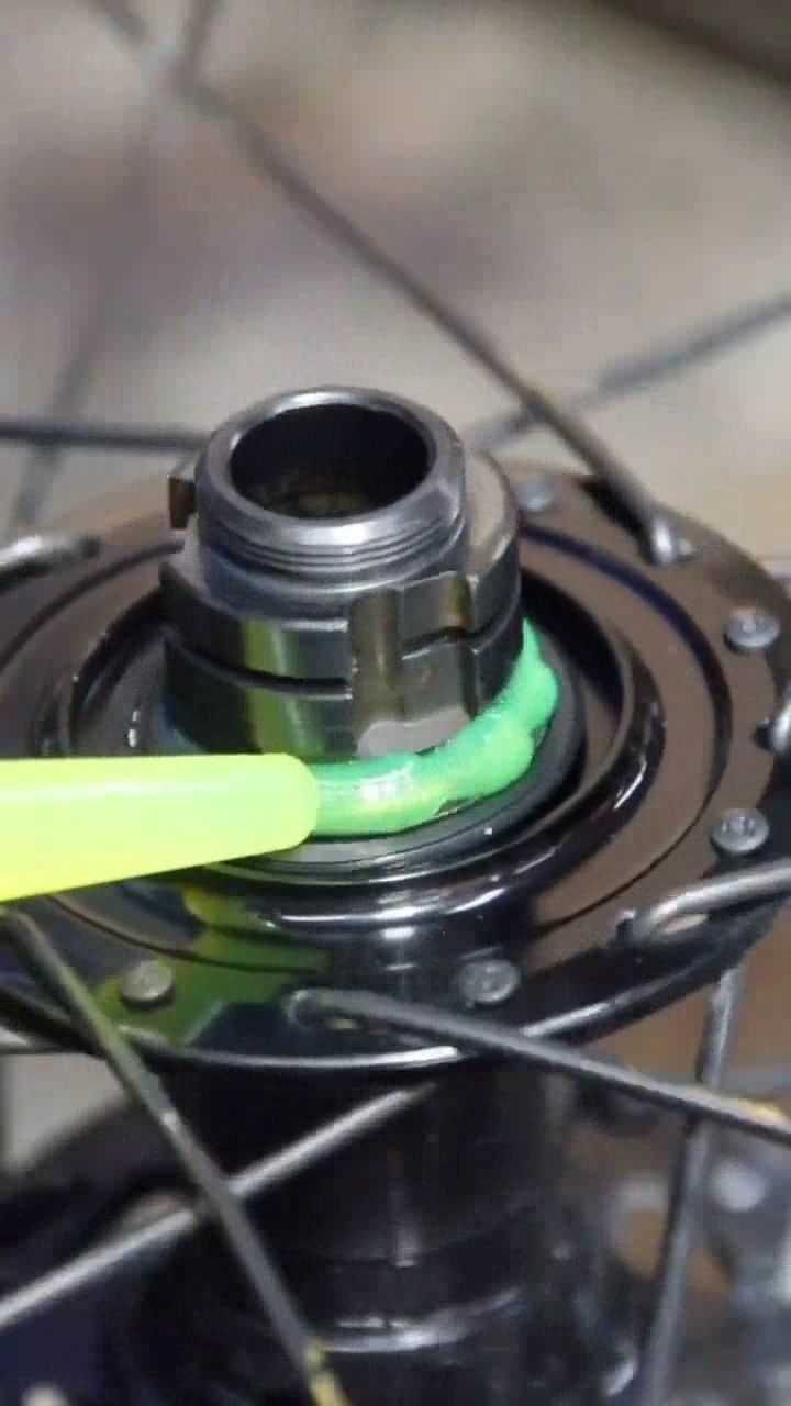 自行车轴承的安装,需要一个一个摆放,感觉挺麻烦的