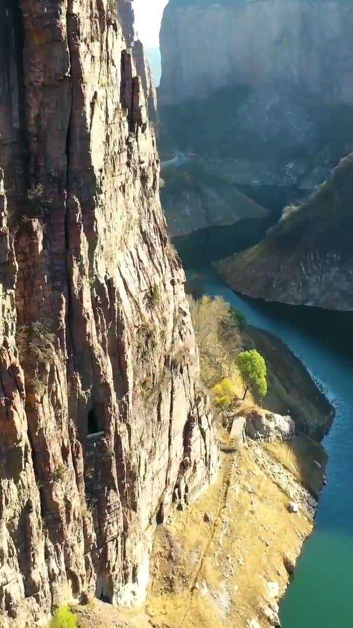 悬崖上的陵辉挂壁公路,向建设者们点赞!