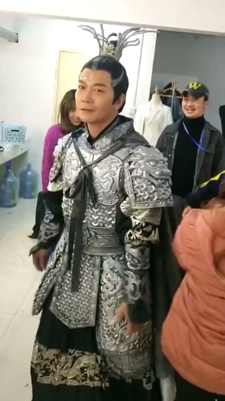 钱小豪饰演二郎神一身战甲威武霸气但总感觉缺点啥