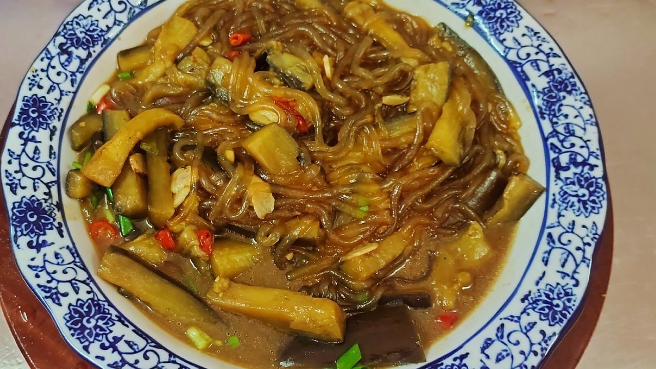店主分享:"茄子炖粉条"的家常做法,粉条劲道又好吃,茄子软糯