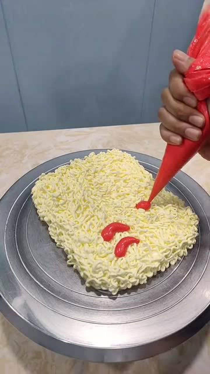 这款泡面蛋糕真是奇葩,看到最后成品,蛋糕师太有创意了