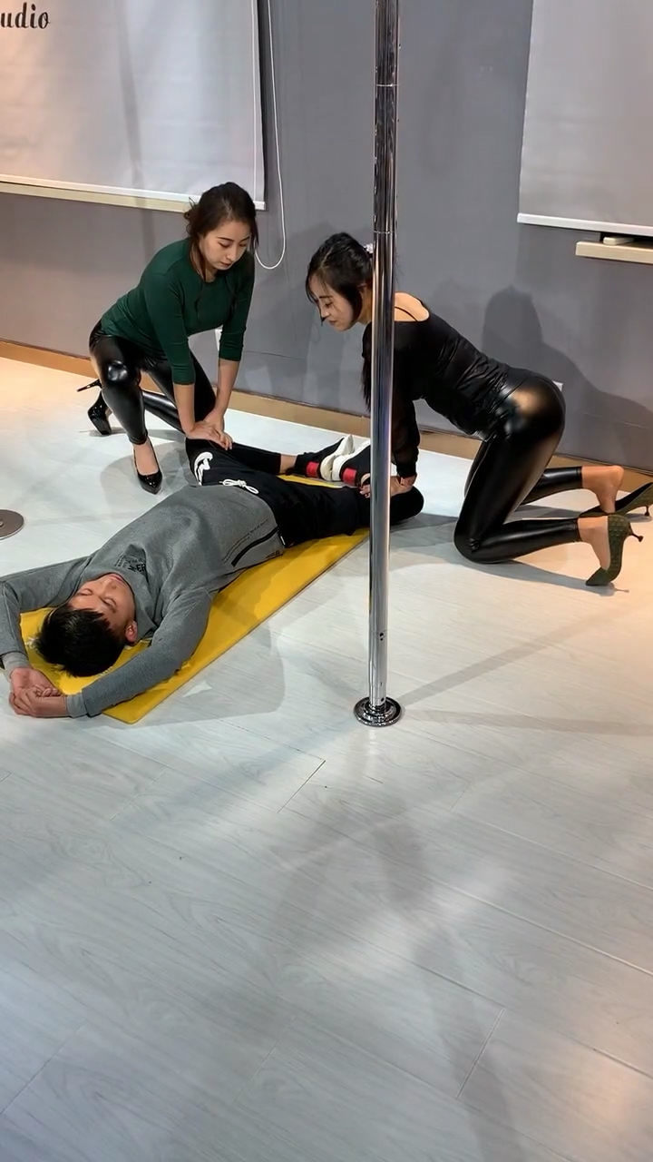 瑜伽压腿教学挺辛苦你喜欢瑜伽吗?