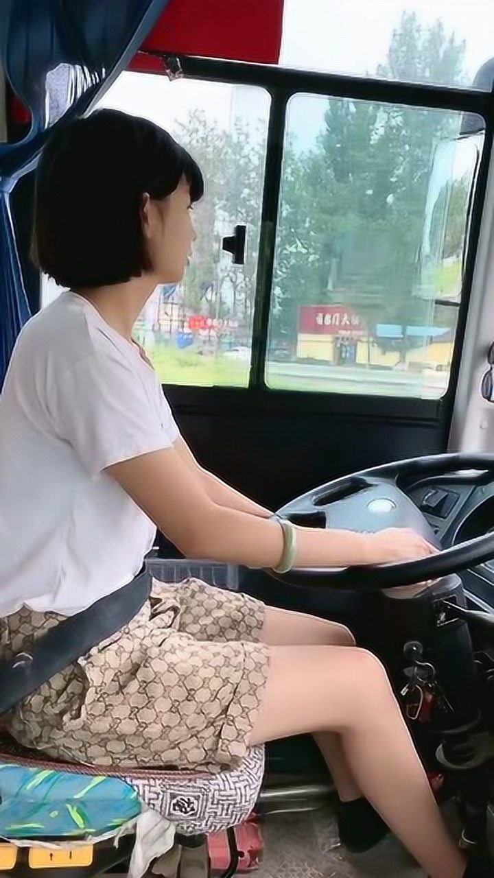 发现一个侧脸很好看的公交车女司机你们喜欢吗
