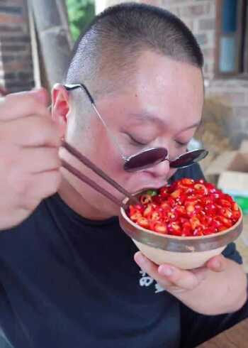 湖南人吃辣是天生的,我们一般都是主食是辣椒,菜是米饭