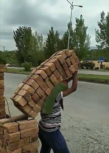 印度工地的背砖工,一天下来腰能受的了吗?