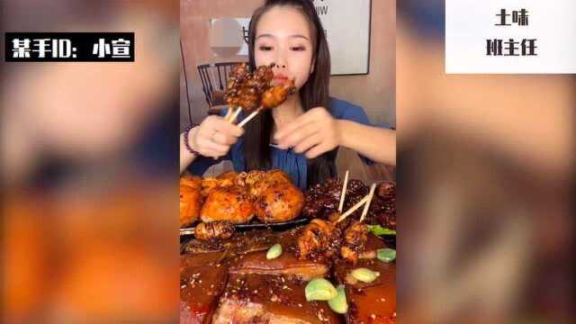 美食吃播,爆辣烤面筋小宣一口一串,外焦里嫩的面筋撒上辣椒真香