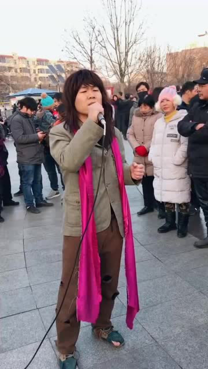 这个叫欢哥的流浪歌手火了虽其貌不扬歌声却很动人