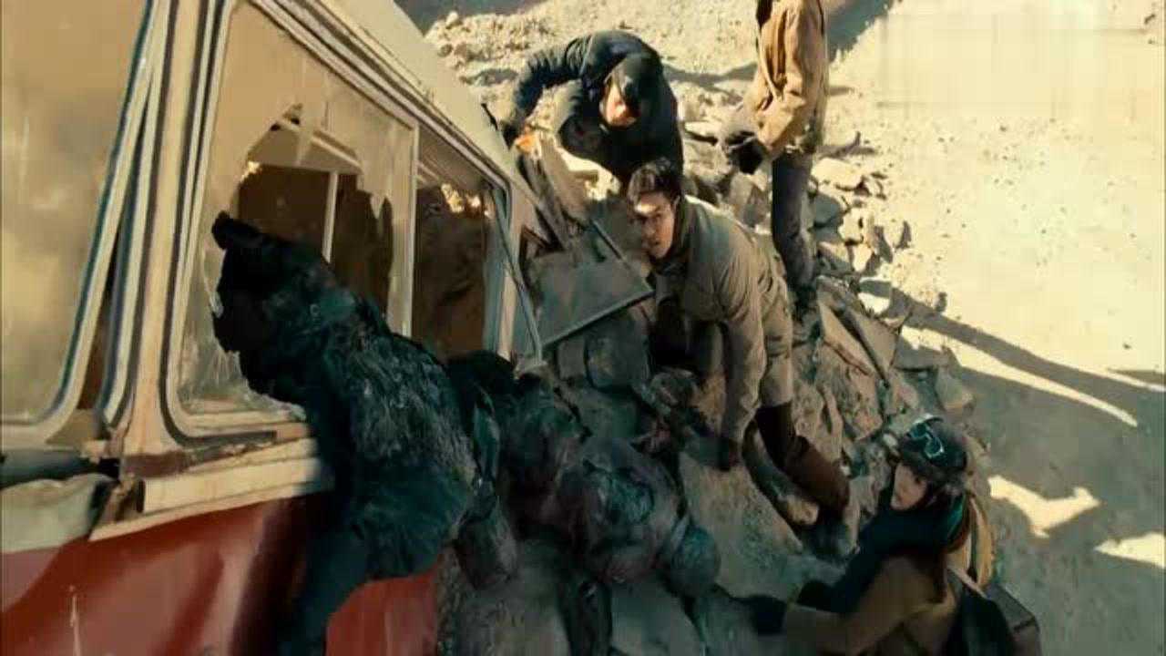 九层妖塔男子骑着自行车逃离他见到胡八一后是这种反应