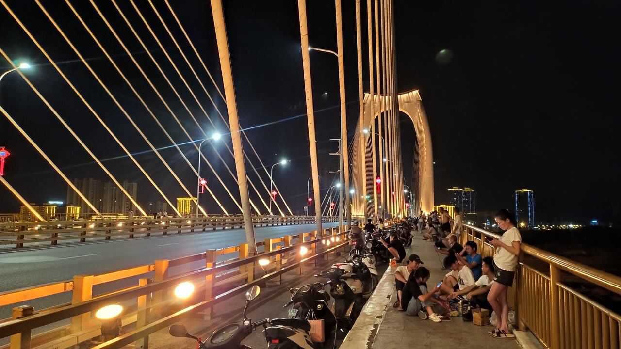 贵港青云大桥,晚上这也太热闹了吧,第一次见这样的场景
