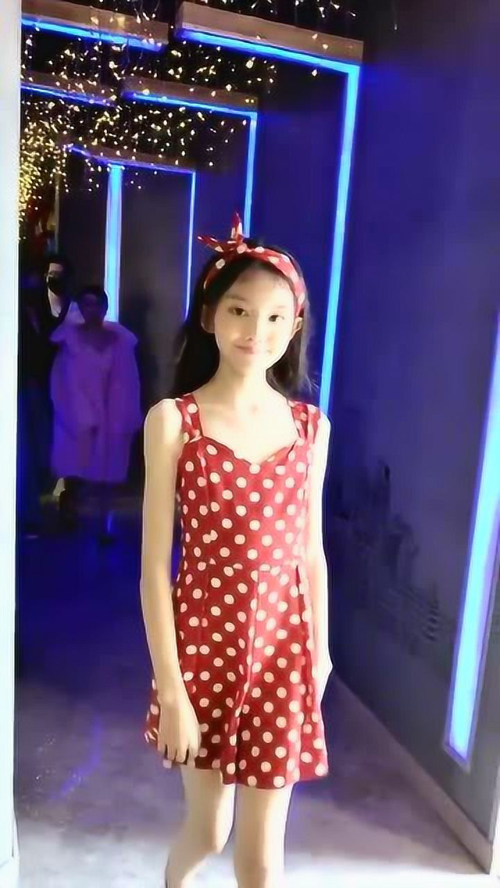 童模宋小睿一袭抹胸裙惊艳亮相后面美女的表情亮了这是嫉妒吗