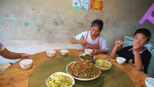 小姐姐家里今天又开荤了,做了一大盘又香又辣的辣椒炒肉,满满的肉肉就是香